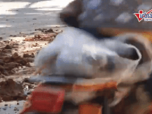 Xe máy lạc lái 'làm xiếc' trên phố Hà Nội ngập đất, đá