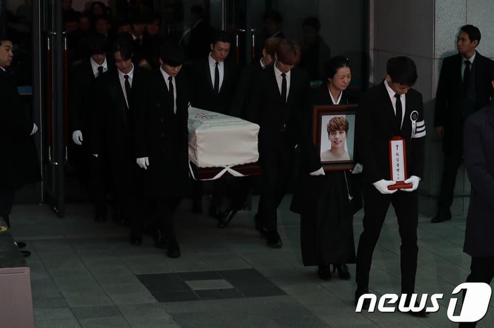 Những giọt nước mắt nghẹn ngào trong lễ tang SHINee Jonghyun-3