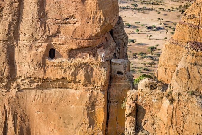 Những nhà thờ bí mật ẩn trong vách đá dựng đứng ở Ethiopia-2