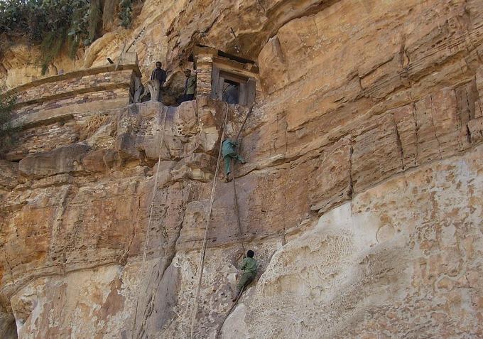 Những nhà thờ bí mật ẩn trong vách đá dựng đứng ở Ethiopia-9