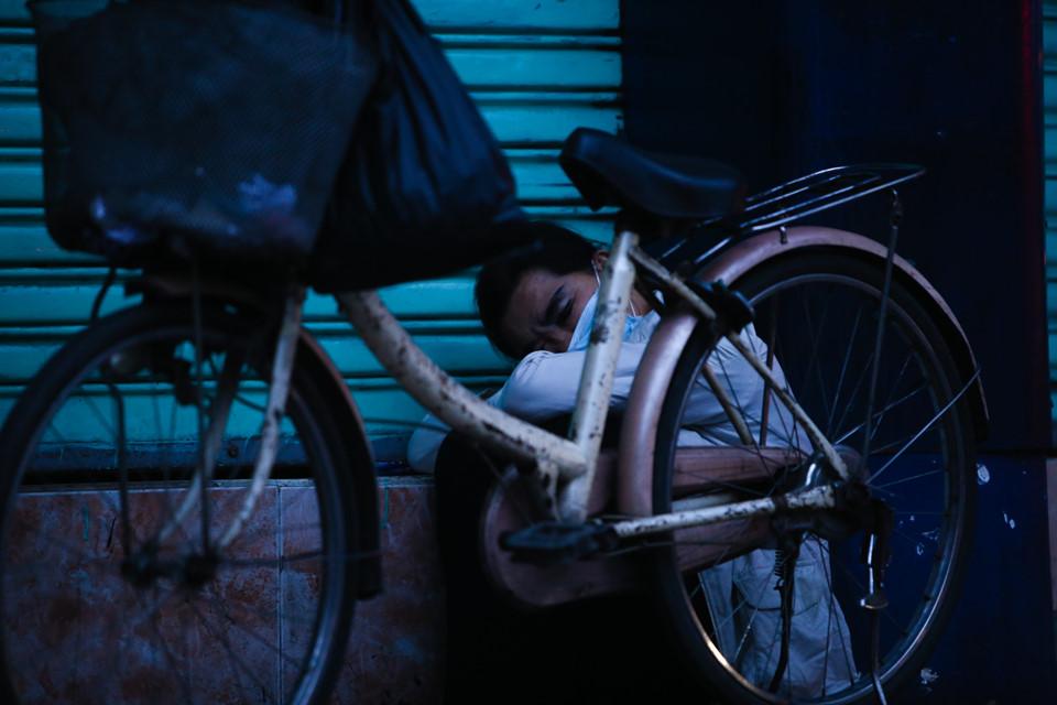 Người Sài Gòn đắp chăn ngủ ngoài đường trong giá lạnh-3