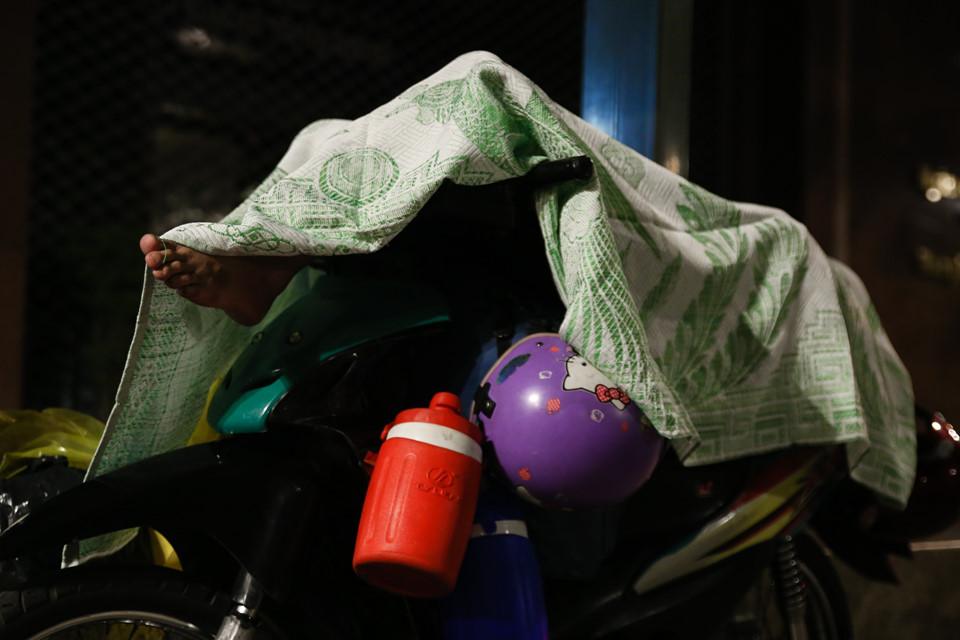 Người Sài Gòn đắp chăn ngủ ngoài đường trong giá lạnh-4