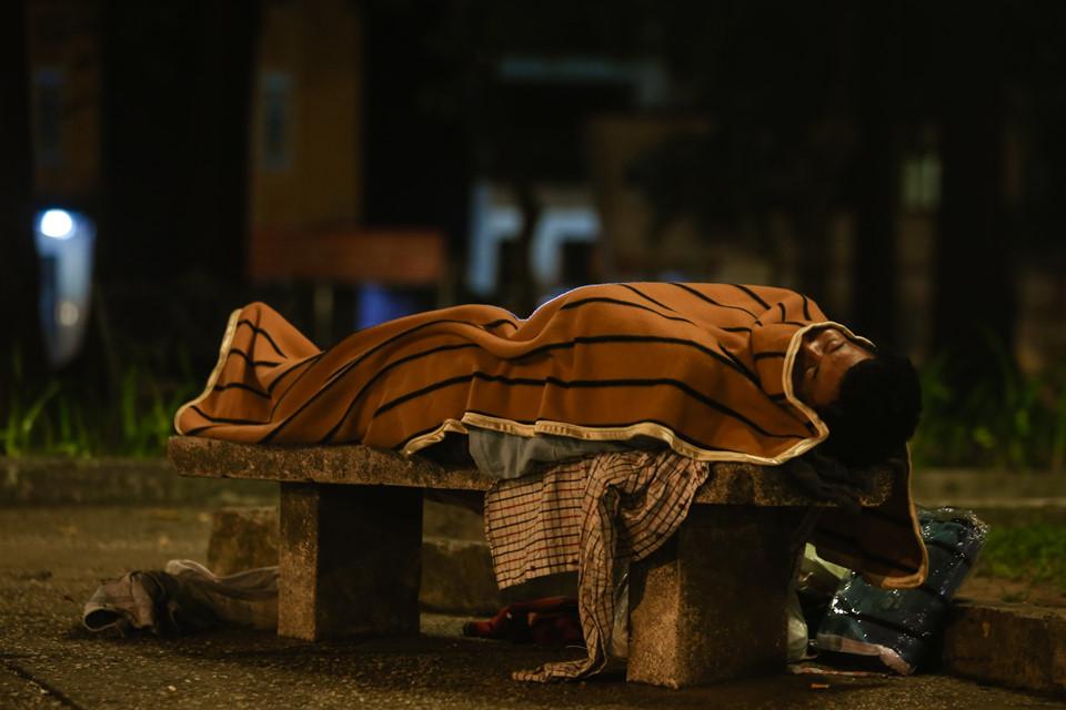 Người Sài Gòn đắp chăn ngủ ngoài đường trong giá lạnh-6