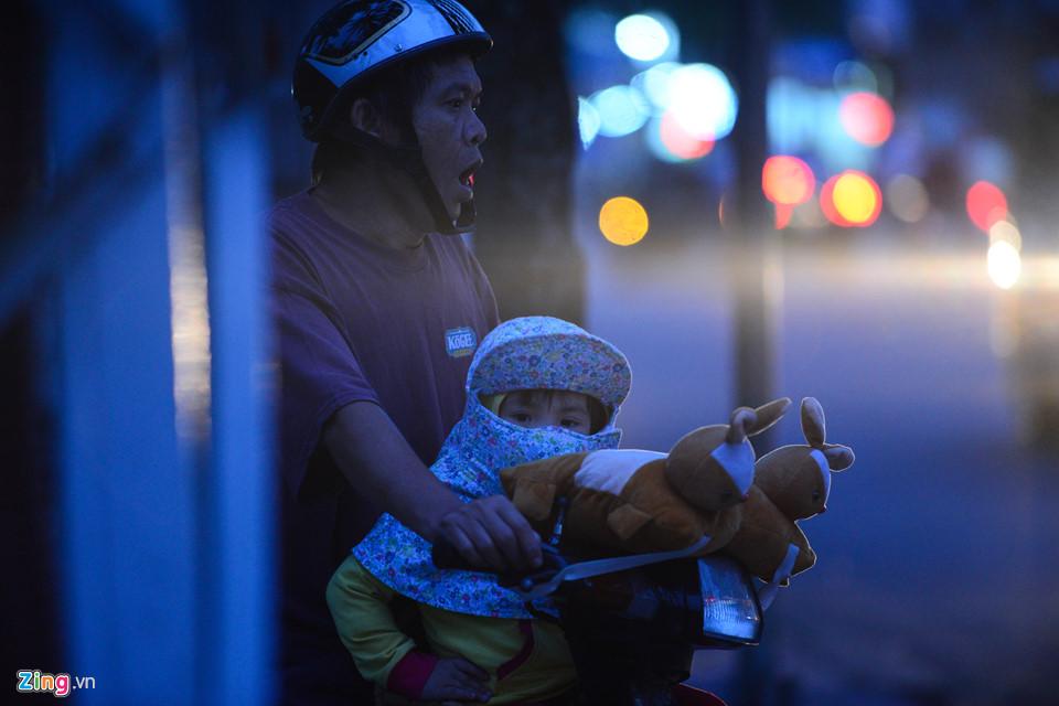 Người Sài Gòn đắp chăn ngủ ngoài đường trong giá lạnh-8