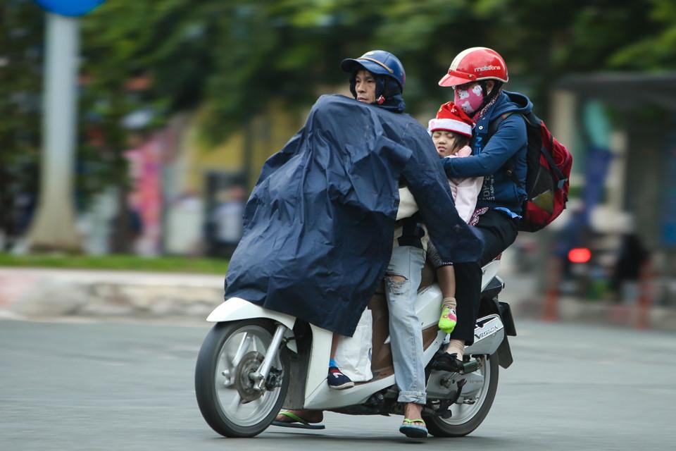 Người Sài Gòn đắp chăn ngủ ngoài đường trong giá lạnh-9