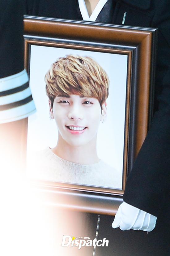 Những giọt nước mắt nghẹn ngào trong lễ tang SHINee Jonghyun-1