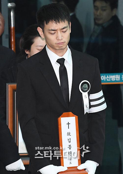 Những giọt nước mắt nghẹn ngào trong lễ tang SHINee Jonghyun-2
