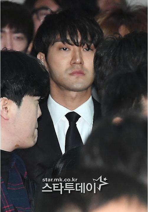 Những giọt nước mắt nghẹn ngào trong lễ tang SHINee Jonghyun-10