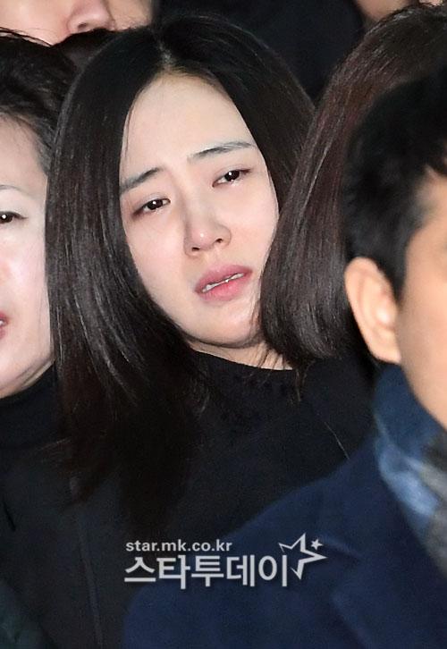 Những giọt nước mắt nghẹn ngào trong lễ tang SHINee Jonghyun-11