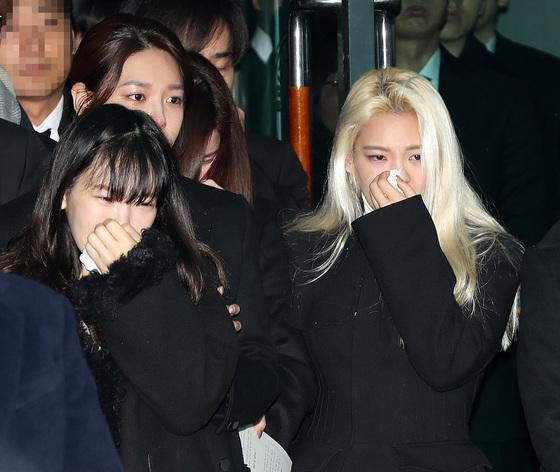 Những giọt nước mắt nghẹn ngào trong lễ tang SHINee Jonghyun-13