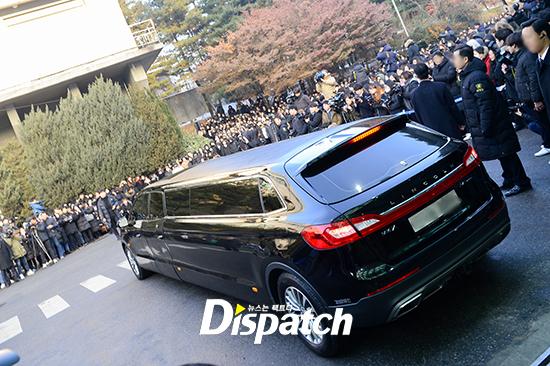 Những giọt nước mắt nghẹn ngào trong lễ tang SHINee Jonghyun-14