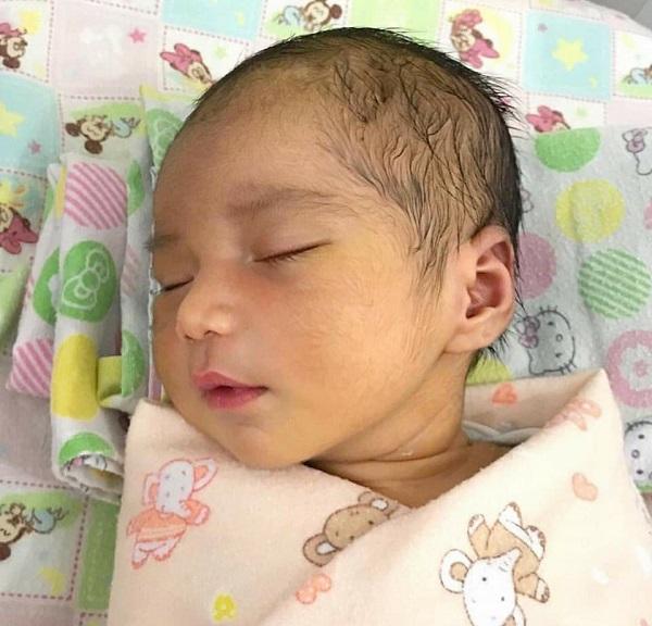 Ông bố trẻ khoe ảnh con trai mới sinh, dân mạng trầm trồ thiên thần có thật-9