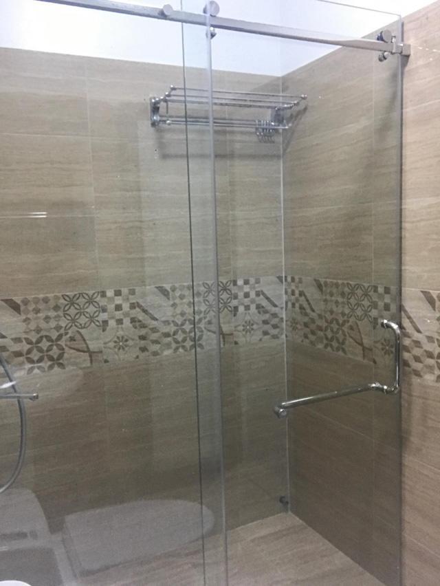 Bé trai 7 tuổi khóc thét khi kính cường lực nhà tắm bỗng dưng phát nổ-2