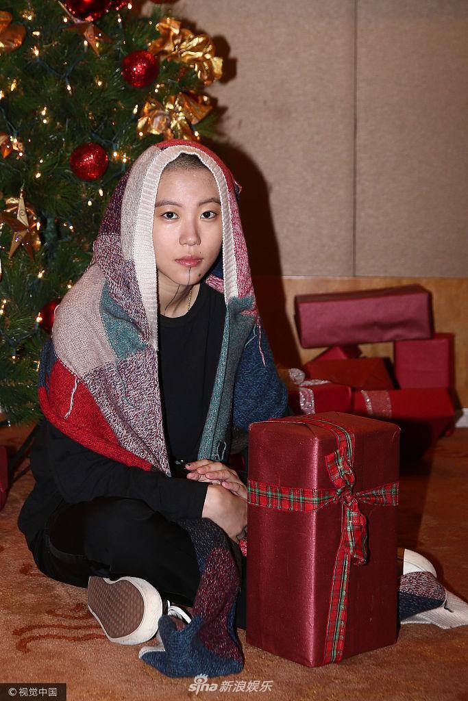 Con gái của thiên hậu Vương Phi lần đầu xuất hiện sau khi cạo trọc đầu-1