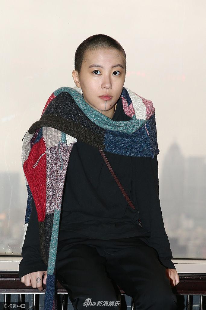 Con gái của thiên hậu Vương Phi lần đầu xuất hiện sau khi cạo trọc đầu-3