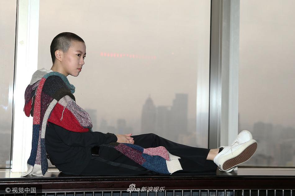 Con gái của thiên hậu Vương Phi lần đầu xuất hiện sau khi cạo trọc đầu-4