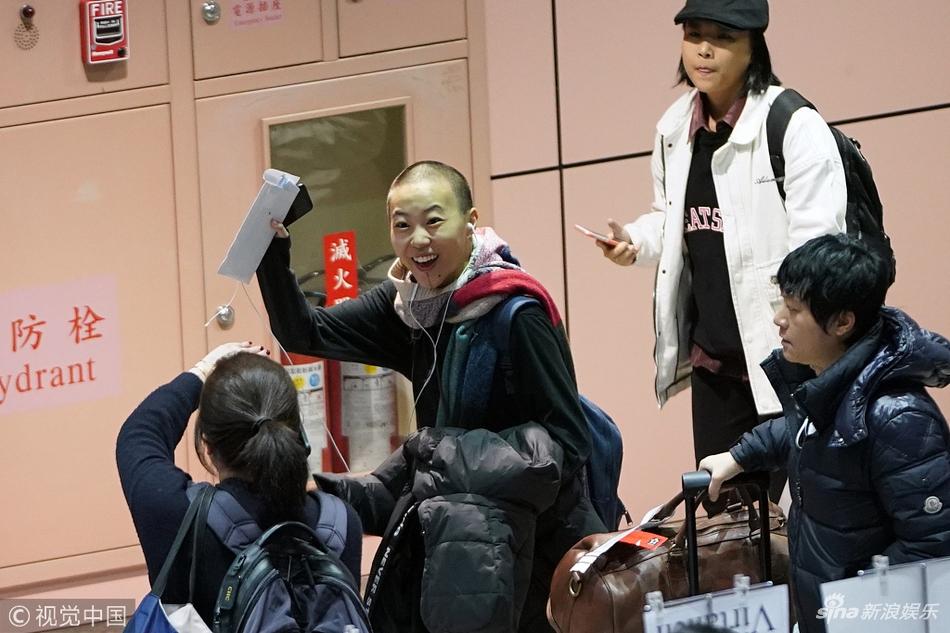 Con gái của thiên hậu Vương Phi lần đầu xuất hiện sau khi cạo trọc đầu-6