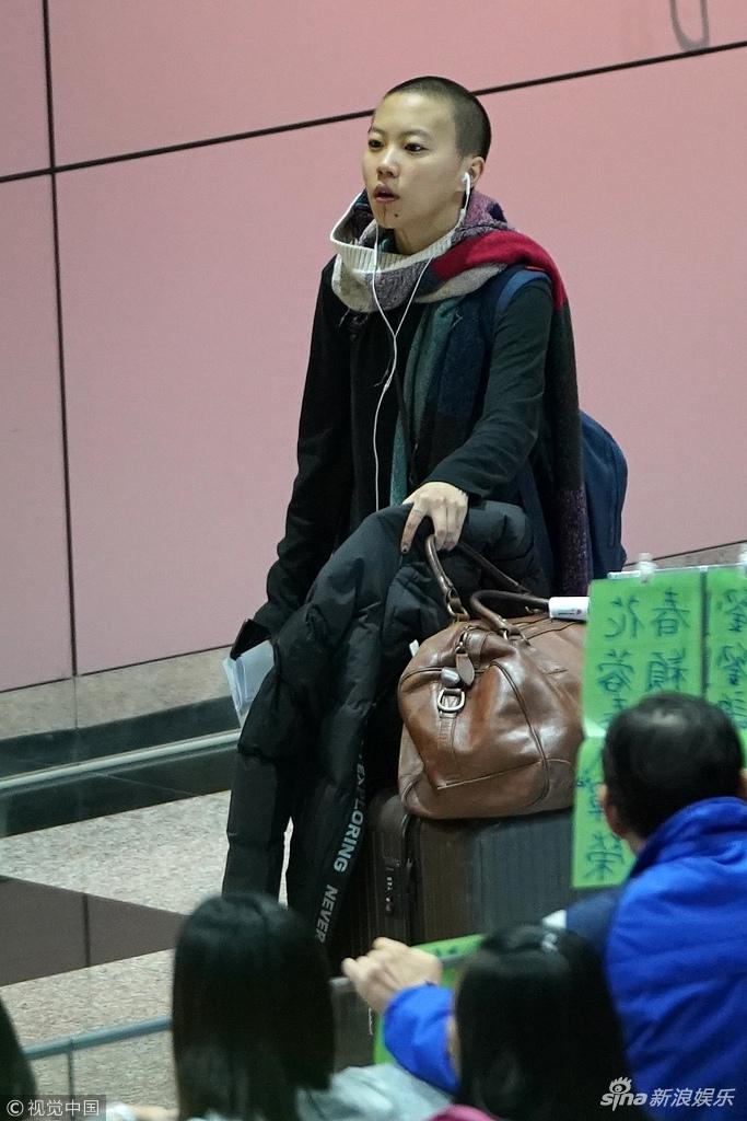 Con gái của thiên hậu Vương Phi lần đầu xuất hiện sau khi cạo trọc đầu-7