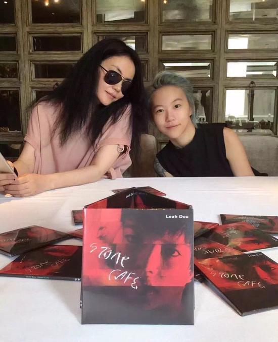 Con gái của thiên hậu Vương Phi lần đầu xuất hiện sau khi cạo trọc đầu-9