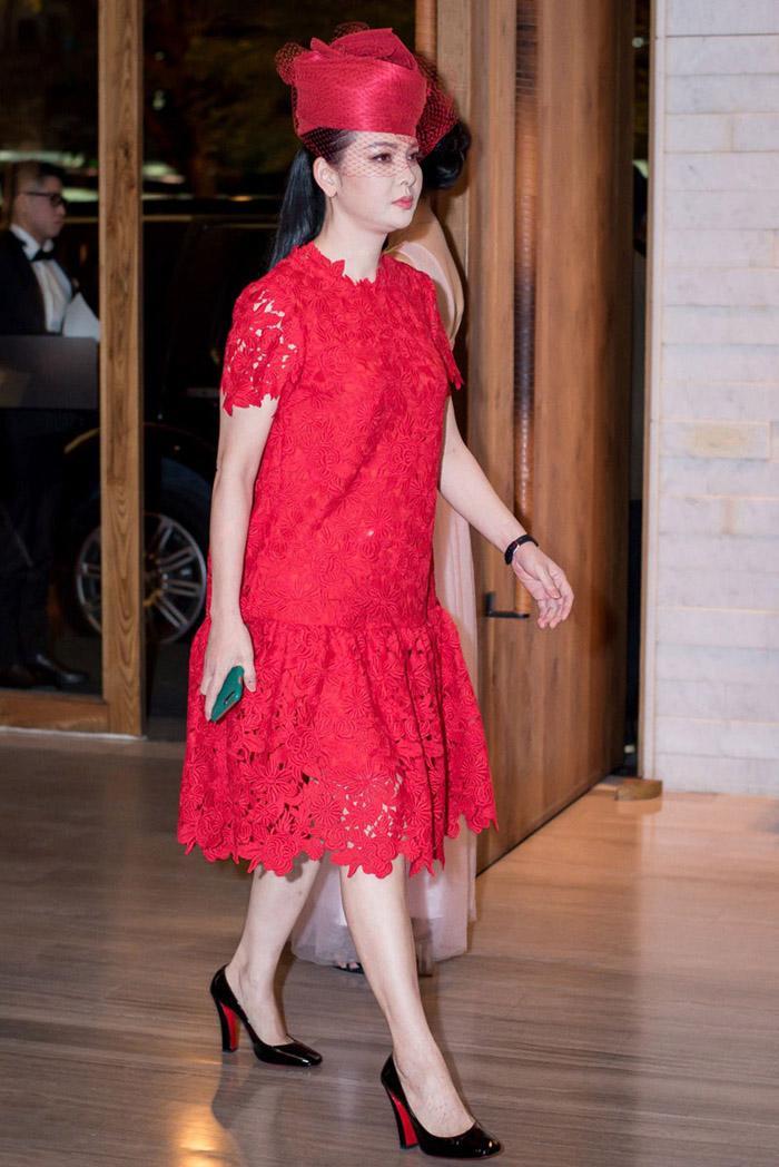 Mặc đồ nổi hơn cô dâu, không ít ngôi sao bị chê kém duyên!-1