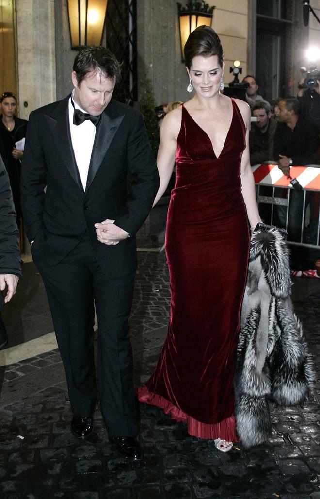 Mặc đồ nổi hơn cô dâu, không ít ngôi sao bị chê kém duyên!-6