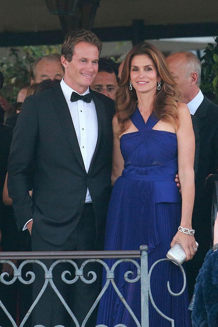 Mặc đồ nổi hơn cô dâu, không ít ngôi sao bị chê kém duyên!-7