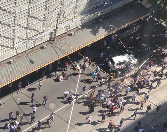 Australia: Ôtô lao vào đám đông, ít nhất 12 người bị thương-1