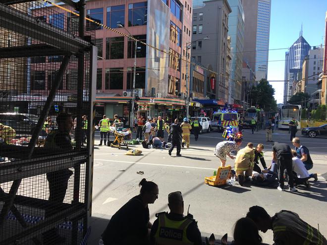Australia: Ôtô lao vào đám đông, ít nhất 12 người bị thương-2