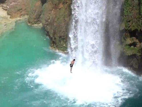 Chàng trai quyết tâm nhảy thác tại đúng nơi bạn mình tử nạn