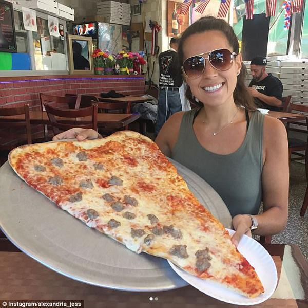 Sốt xình xịch món pizza khổng lồ to bằng tấm thảm, giá 240 nghìn/miếng-3