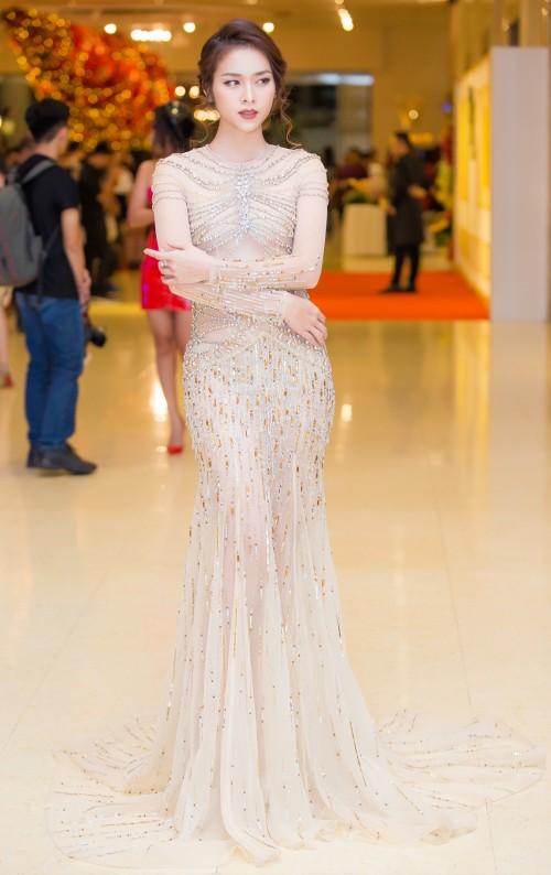 Cùng diện đầm xuyên thấu, ‘gái 1 con’ Diệp Bảo Ngọc gợi cảm ‘ăn đứt’ Đỗ Mỹ Linh-1