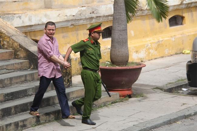 Dìm chết vợ trong thùng nước rồi thản nhiên chở về quê an táng, người chồng đối diện án tử hình-6