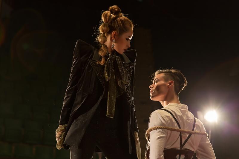 Chi Pu sexy khoe trọn vòng 1, lần đầu hát live ca khúc mới-5