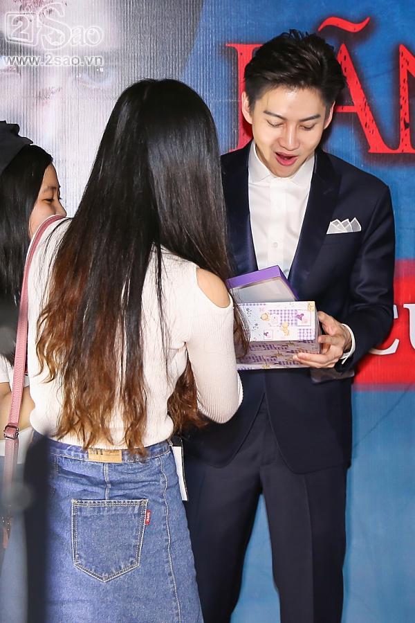 Nam thần Golf Pichaya khoe giọng hát, ôm hôn fan nhí nhiệt tình-2