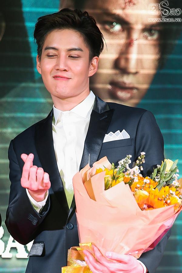 Nam thần Golf Pichaya khoe giọng hát, ôm hôn fan nhí nhiệt tình-3