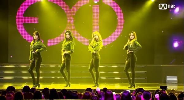 EXID đeo ruy băng đen tưởng niệm đàn anh Jonghyun trên sân khấu M Countdown-1