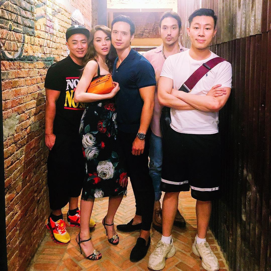 Tin sao Việt: Trấn Thành - Hari Won nắm chặt tay nhau du hí Hong Kong-4