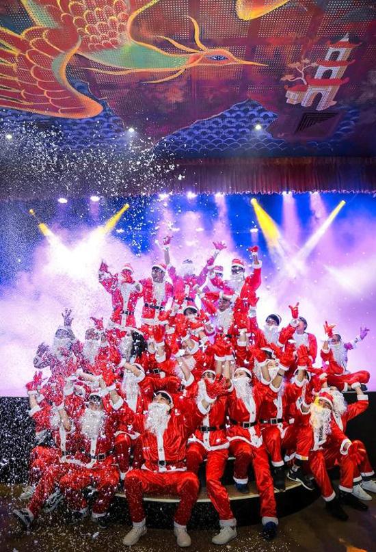 Đội quân ông già Noel đổ bộ The Garden Mall-10