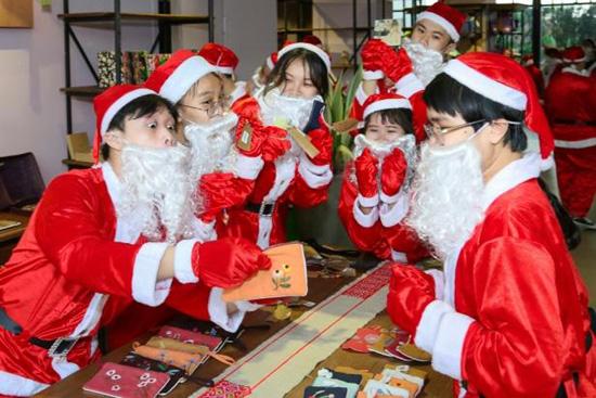 Đội quân ông già Noel đổ bộ The Garden Mall-4