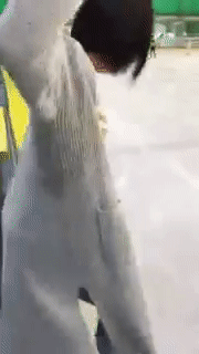 Clip cô gái trượt băng ngã liên tục vẫn cười hút hơn 10 triệu lượt xem-1