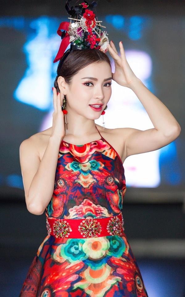 Không có đại gia, Phương Trinh Jolie dồn cát-sê đi hát trong nửa năm để làm MV-2