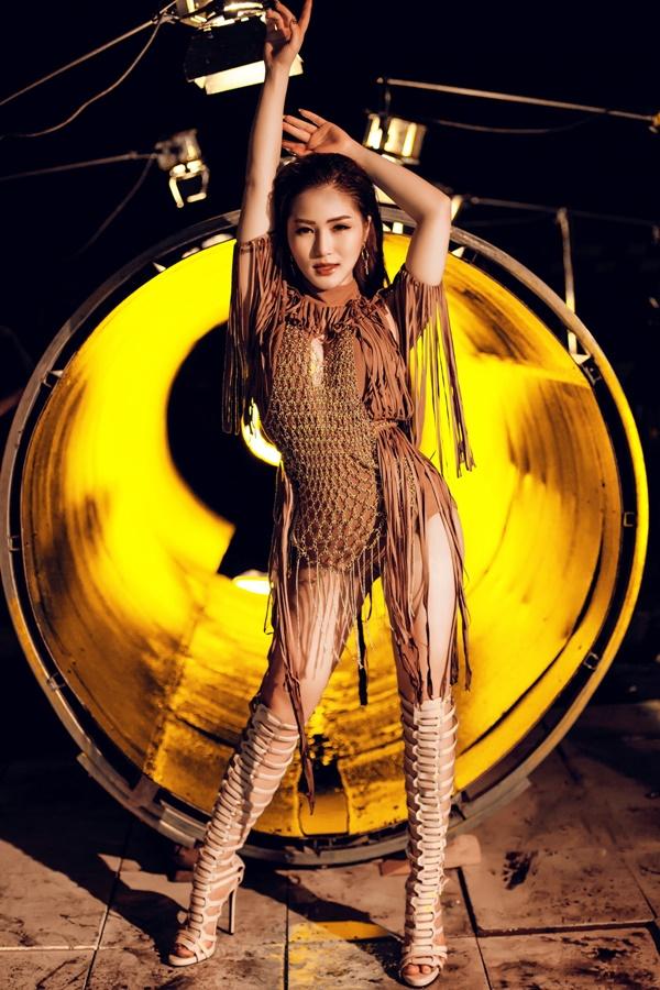 Cùng ra MV dậy sóng nhạc Việt: Chi Pu - Hương Tràm ai mặc sexy đẹp hơn?-10