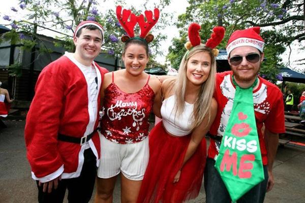 Ông già Noel bon chen đi tặng quà Giáng sinh-12