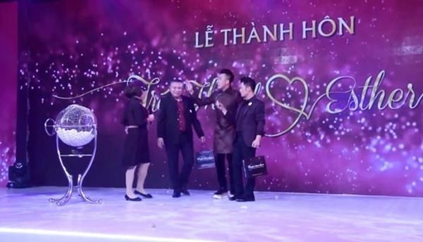 Loạt hình ảnh cực kỳ hài hước chưa được tiết lộ trong lễ cưới Trấn Thành - Hari Won-4