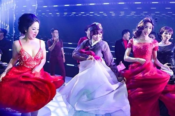 Loạt hình ảnh cực kỳ hài hước chưa được tiết lộ trong lễ cưới Trấn Thành - Hari Won-10