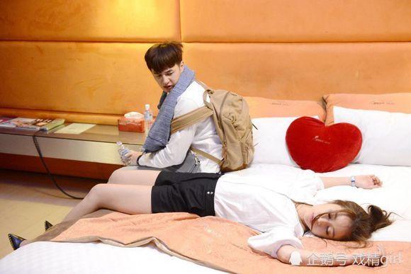 Đóng cặp tài tử tuổi cháu, Lâm Tâm Như bị gọi là bác gái ngây thơ-3