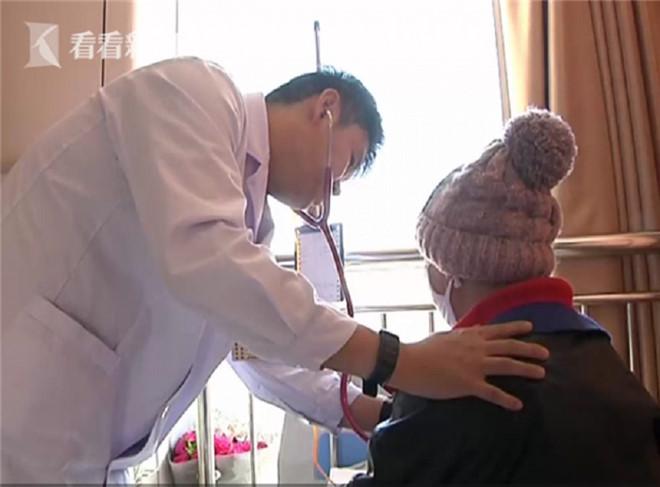 Cô gái 18 tuổi sắp chết nhưng cha ruột vẫn không đến cứu-1