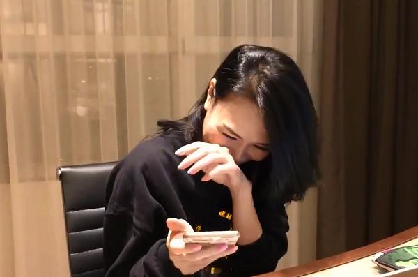 Mỹ Tâm cười nắc nẻ khi xem clip hát chế xin album có chữ ký chuẩn xịn của Trường Giang-3