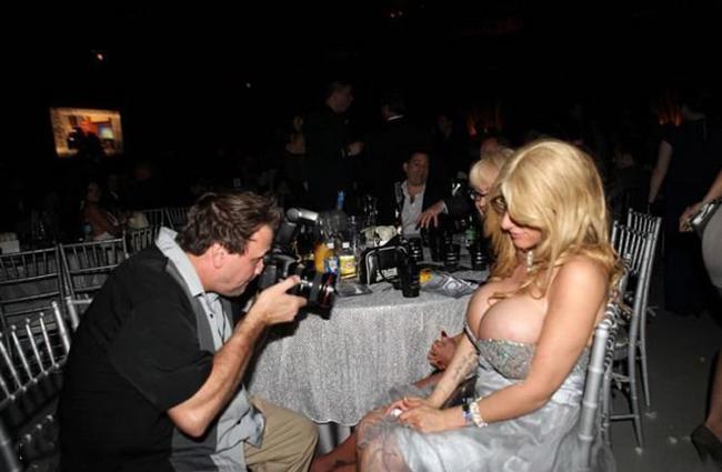 Hành động khiến các quý ông không nhịn nổi... cười-1