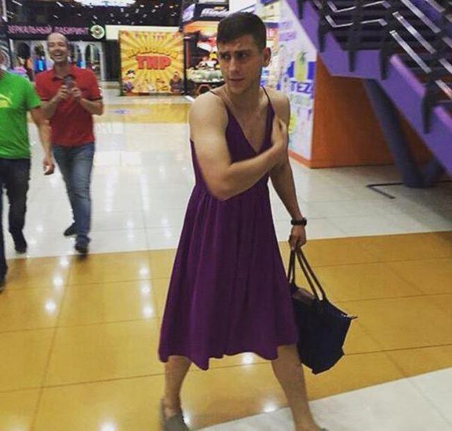 Hành động khiến các quý ông không nhịn nổi... cười-2